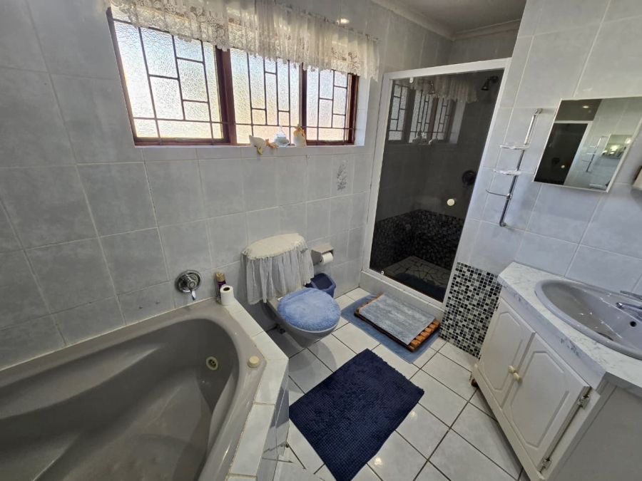 4 Bedroom Property for Sale in Loerie Park Western Cape